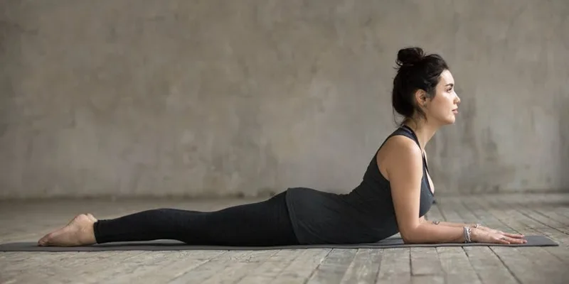 Tư thế nhân sư (Sphinx pose) uốn lưng nhẹ nhàng, cực kỳ an toàn cho người mới bắt đầu.