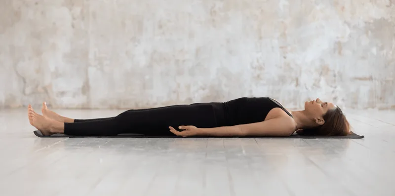 Tư thế xác chết (Savasana) đưa cơ thể vào trạng thái thư giãn sâu để hấp thụ năng lượng.