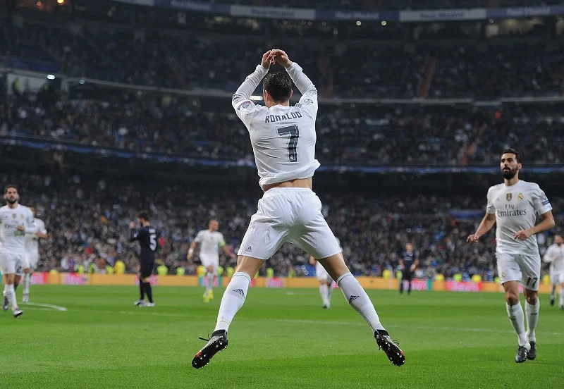 ronaldo-mac-ao-so-may