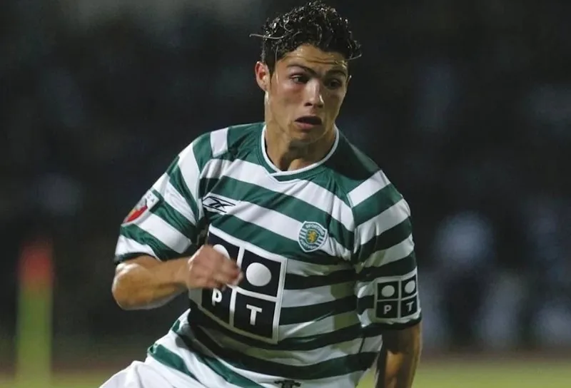 ronaldo-mac-ao-so-may